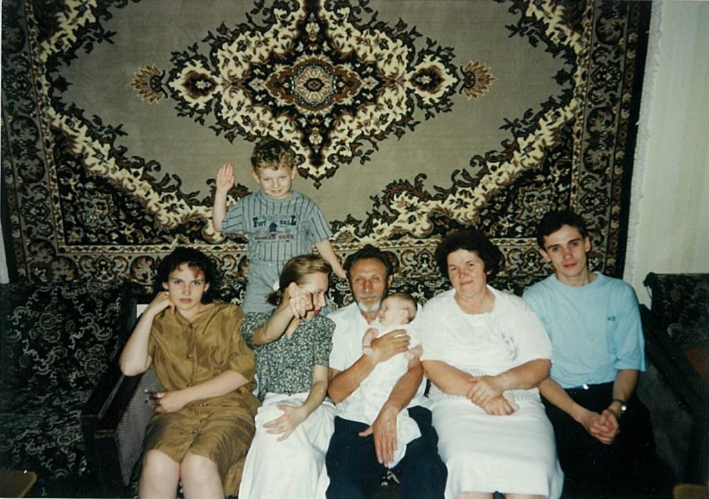 Родственники сидеть. Семья на ковре. Семья на фоне ковра. Ковры 90-х годов. Ковёр из 90х.