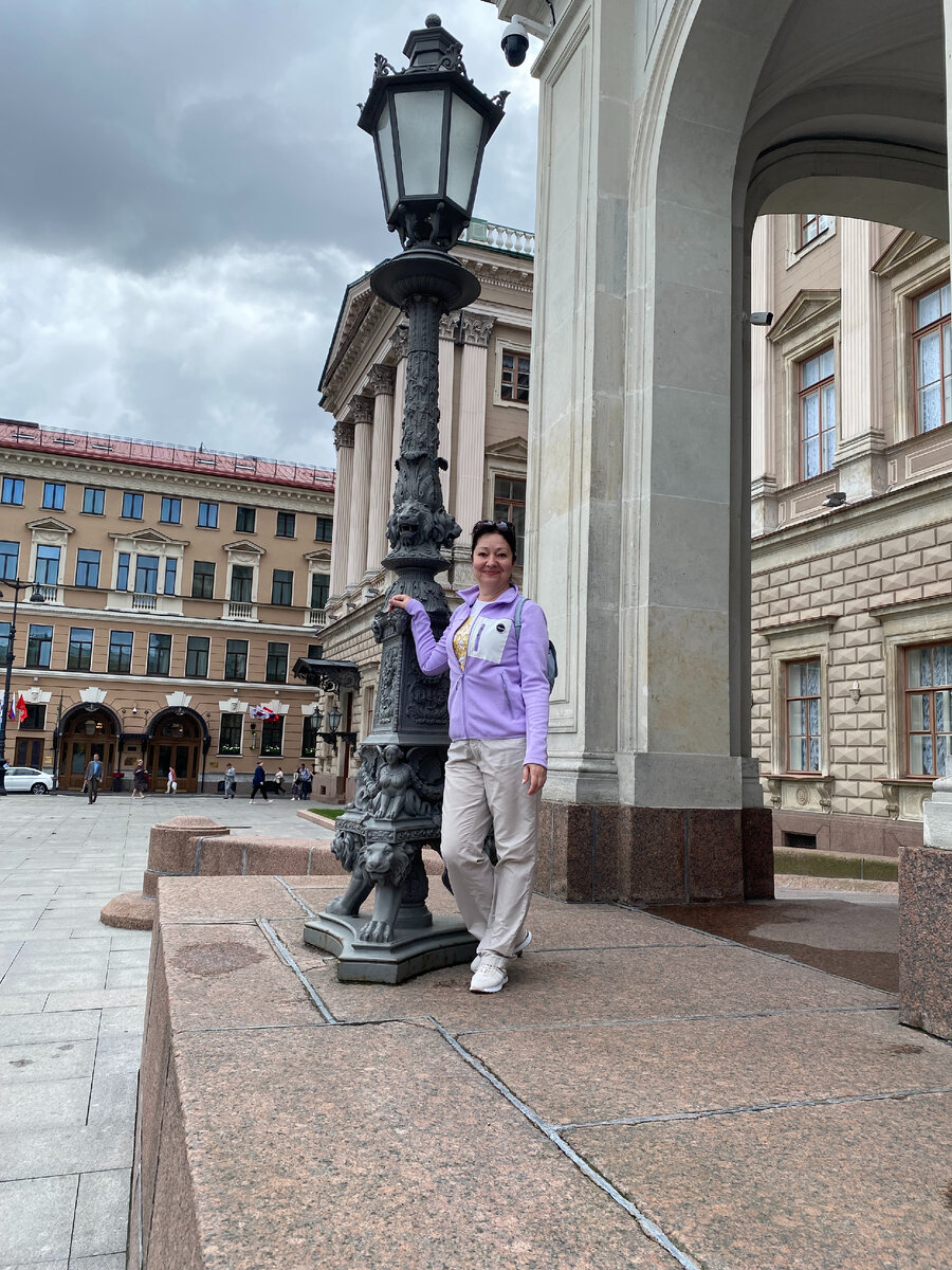 Я у парадного входа в Мариинский дворец.