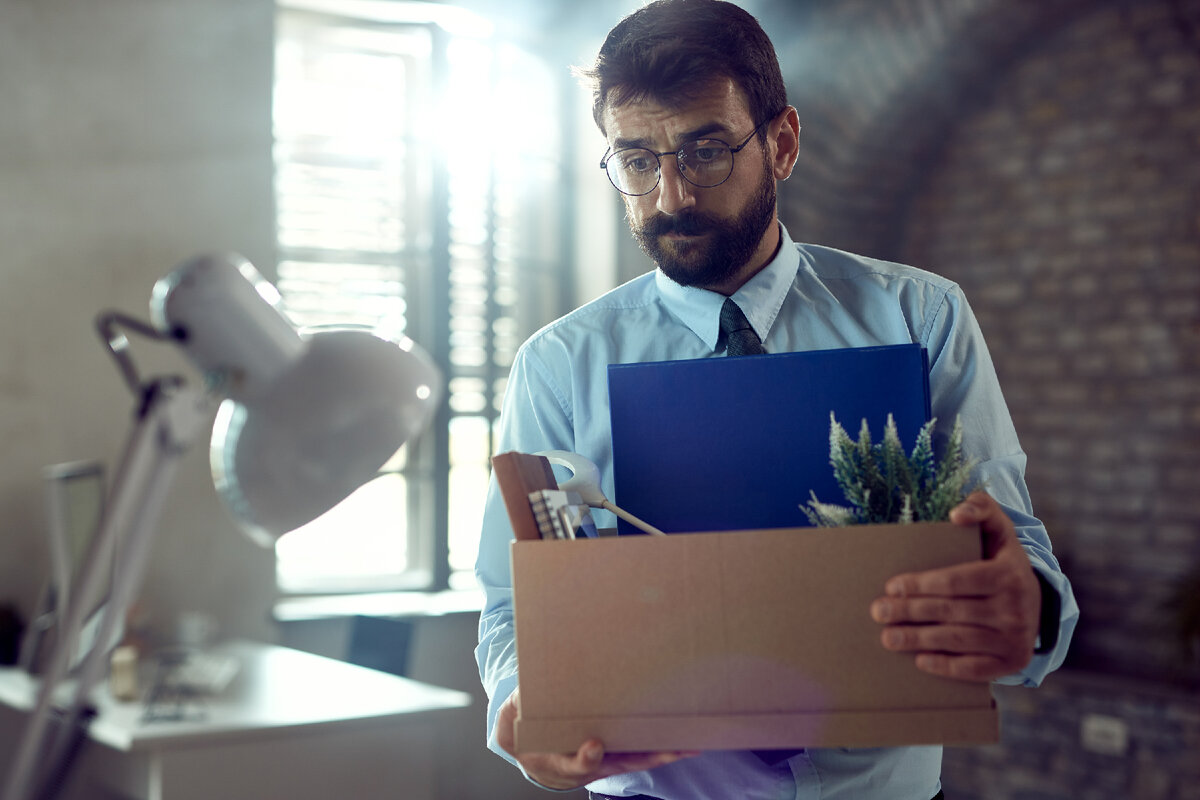 <a href="https://ru.freepik.com/free-photo/young-worried-businessman-carrying-his-belongings-and-leaving-the-office-after-being-fired_26346294.htm#query=%D0%BC%D0%B0%D1%81%D1%81%D0%BE%D0%B2%D0%BE%D0%B5%20%D1%83%D0%B2%D0%BE%D0%BB%D1%8C%D0%BD%D0%B5%D0%BD%D0%B8%D0%B5%20%D1%81%D0%BE%D1%82%D1%80%D1%83%D0%B4%D0%BD%D0%B8%D0%BA%D0%BE%D0%B2%20%D1%81%20%D0%BA%D0%BE%D1%80%D0%BE%D0%B1%D0%BA%D0%B0%D0%BC%D0%B8&position=49&from_view=search&track=ais">Изображение от Drazen Zigic</a> на Freepik
