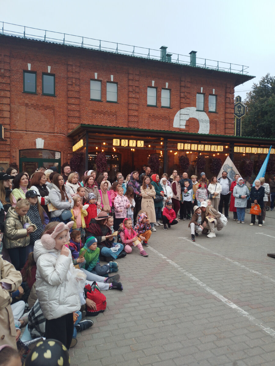 По уже сложившейся традиции, в Туле,  в дни города проходит "Театральный дворик".  В этом году- это уже XV Международный фестиваль уличных театров. 9/09/2023. 16:00.-26