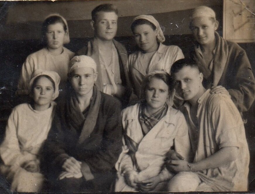 Госпиталь г. Ульяновск. Второй слева в верхнем ряду Тимофеев Никифор Андреевич (фото из личного архива ветерана)
