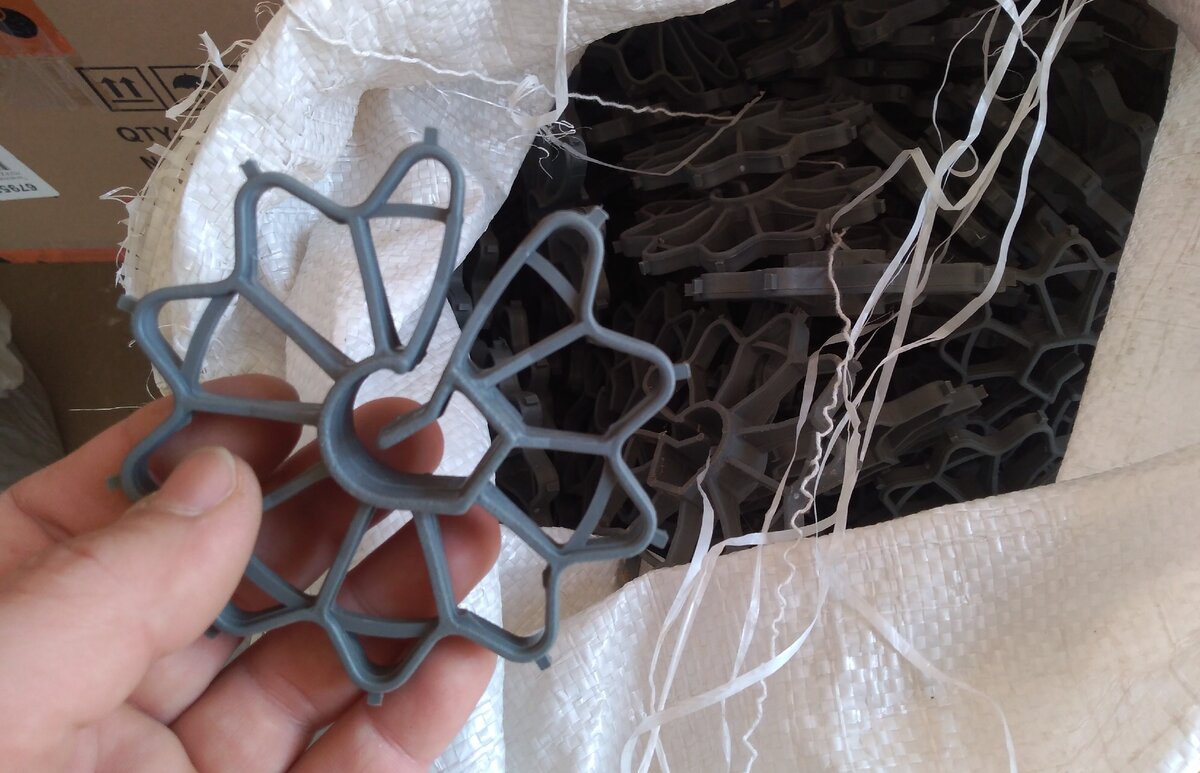 Заказчик заметил, как строители "увели" мешок фиксаторов для арматуры