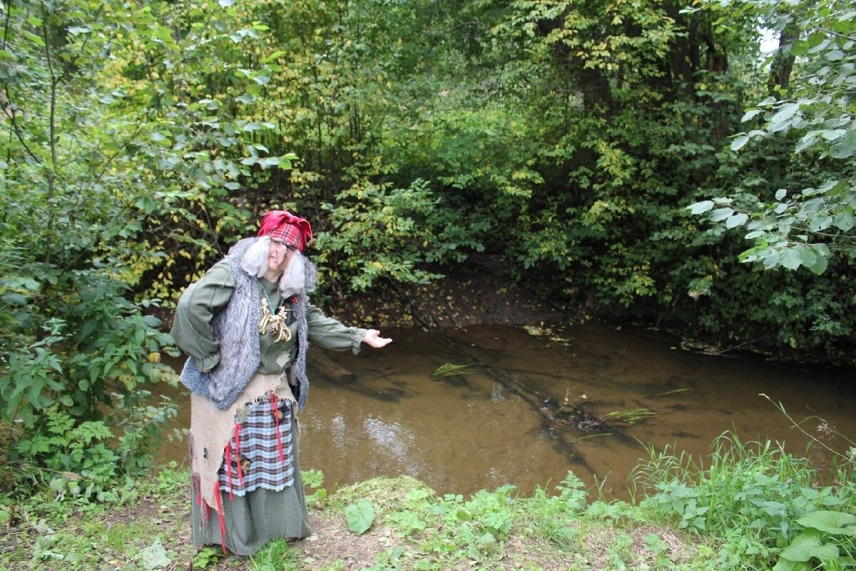 Баба Яга показывает речку, около которой стоит сейчас избушка (фото с сайта усадьбы)