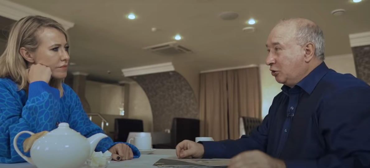 Собчак и следователь Дмитрий Плоткин. Кадр из фильма. 