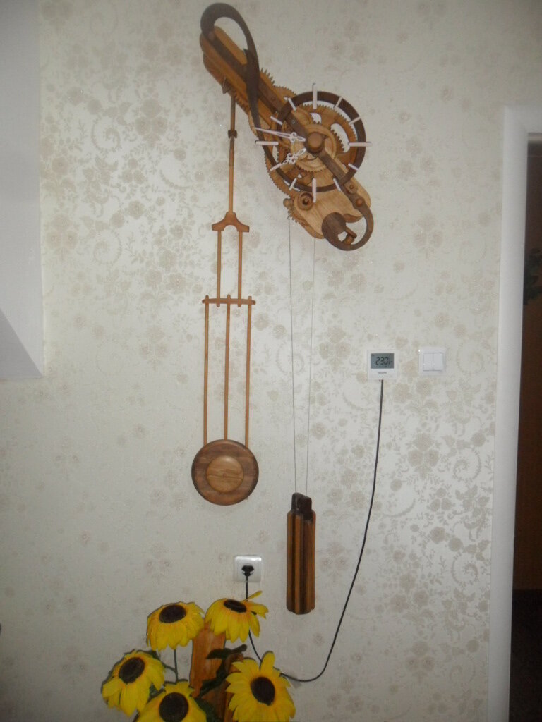 Интерьерные часы из дерева с маятником и гирей.