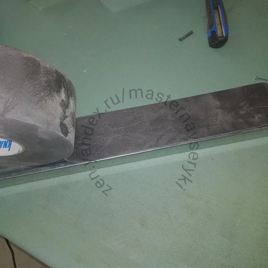 Демпферная лента имеет липкий слой.