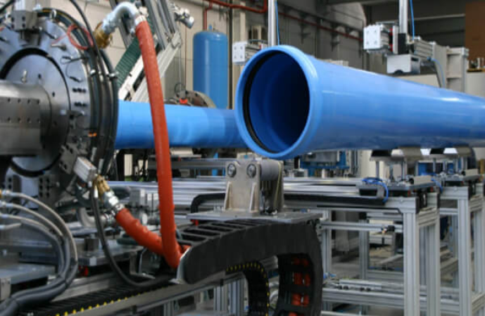 Производство труб ПВХ. Источник фото: https://www.borunmachinery.com/news/about-the-control-of-the-production-process-conditions-of-pvc-pipe.html