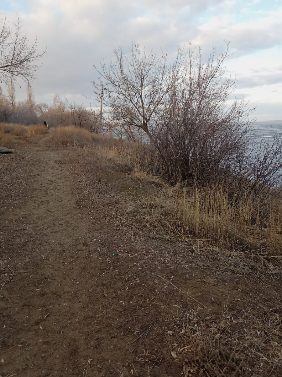 по этой тропинке бегали дети, можно заметить справа уже начинаются обрывы