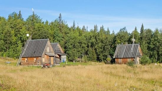 Проживание в каком доме не предполагает ведение сельскохозяйственной и садоводческой деятельности. Здесь не выращивают овощи, не засаживают территорию фруктовыми деревьями и, тем более, не разбивают парки с клумбами. Традиционно такие дома были востребованы для проживания рыболовов, охотников, сборщиков кедровых орехов. 