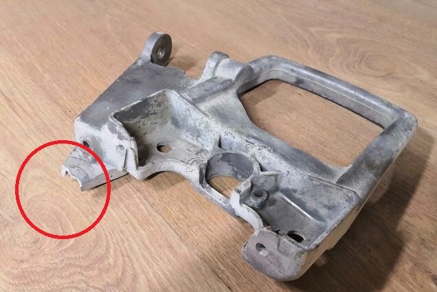 старая плита, обожженная от краски но без уха на котором крепится шестерня румпеля