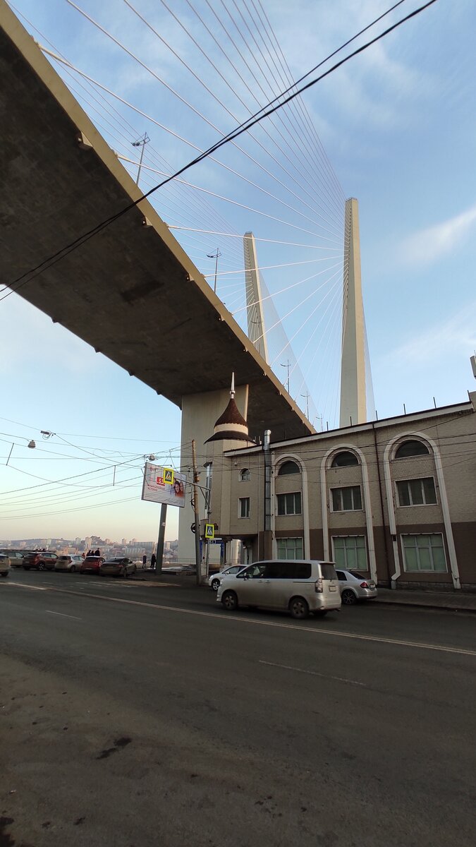 Снизу мост через бухту Золотой рог не кажется таким перспективным, как сверху. Фото автора