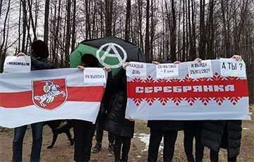 В четверг и субботу в Белоруссии снова должны пройти массовые протестные акции — впервые с конца 2020 года. Как сообщили Telegram-каналы ByPol и Nexta Live, на 25 марта запланированы «дворовые марши и флешмобы», вывешивание протестной символики, синхронное гудение автомобилей в 18:30 и салют в 21:00. «Как показал опыт нашей борьбы, вечером буднего дня люди неохотно выходят на протестные акции»,— признают оппозиционеры. На 27 марта программа более обширная — полномасштабные митинги в разных городах страны. Но конкретные планы будут объявлены только накануне — чтобы застать власти врасплох. 
Тем не менее именно 25 марта — самая известная в стране дата для традиционного митинга. Даже в годы политической пассивности в этот день — так называемый День Воли — обязательно проходила небольшая уличная акция, а если на повестке появлялся какой-нибудь дополнительный повод — то уже значительная. Например, в 2017 году, когда власти хотели заставить нетрудоустроенных официально платить новый налог, на проспект Независимости вышли тысячи человек, сотни из которых оказались задержаны. Поэтому моментом для «разморозки» протестов против результатов президентских выборов в августе 2020 года тоже был выбран День Воли — это выглядело как нечто само собой разумеющееся.