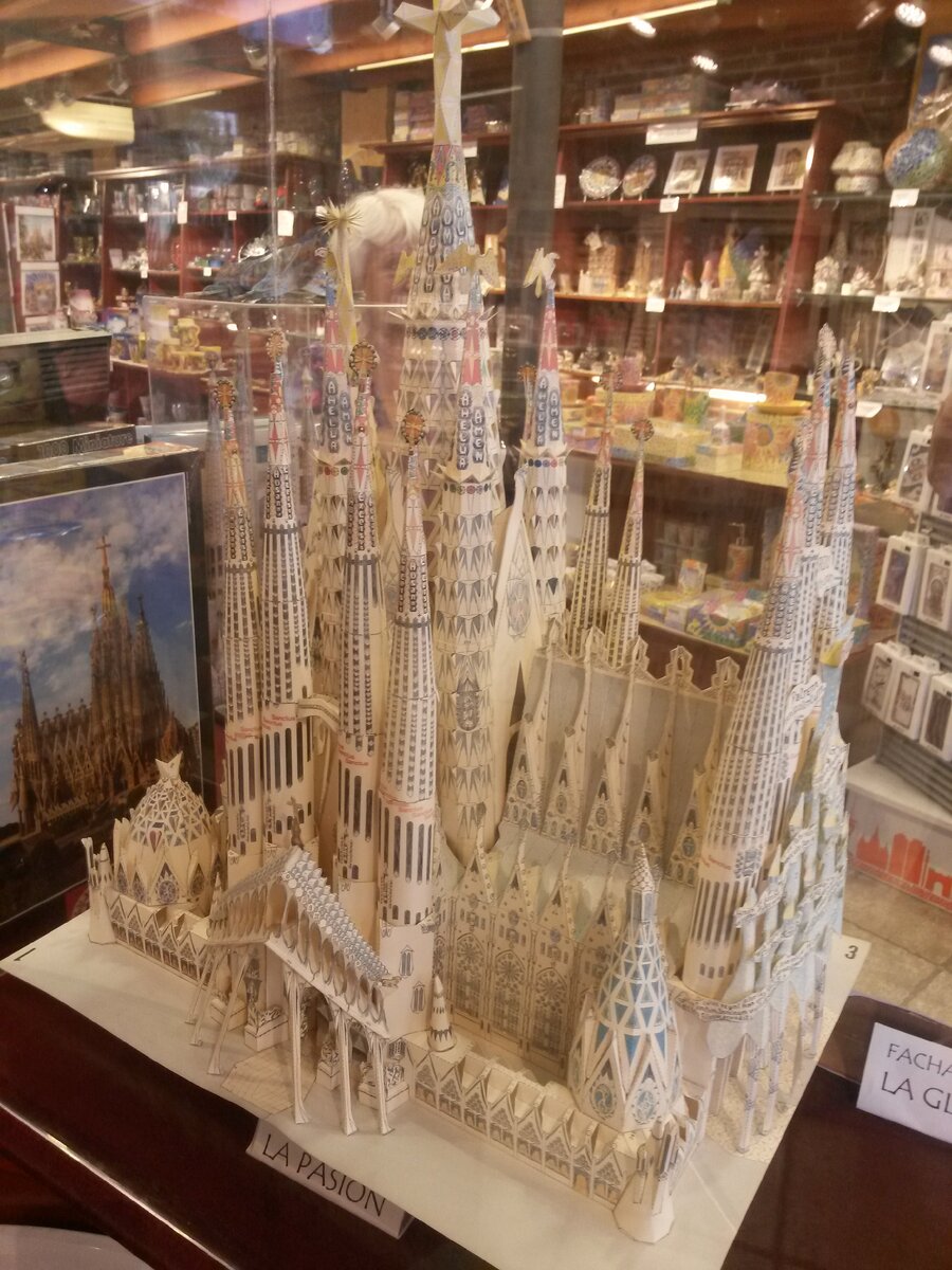 Макет Храма Саграда Фамилия в сувенирной лавке