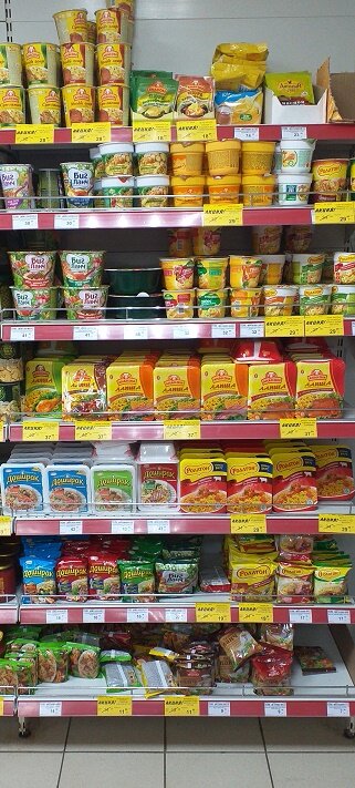 Внизу стоит самая дешёвая,продавцы не успевают туда накладывать.Я раньше не верил, что её кто то будет есть в России.Но сегодня её берут десятками пачек.Спрашиваю;-Зачем берёте так много? Отвечают;-Кушать очень хочется.