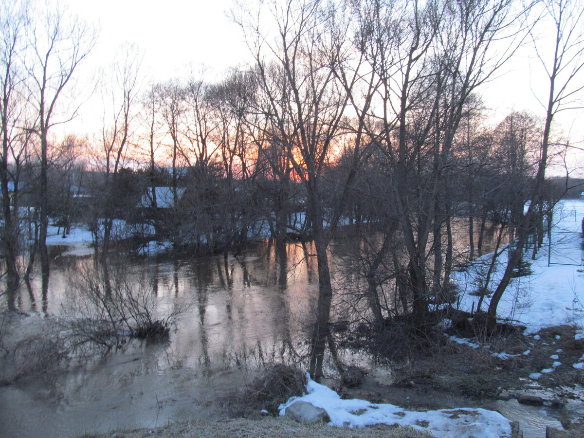 Весна в нескольких километрах от практически родного города Ступино. Каждая поездка в те края выливается во множество и множество фотографий. Фотографии - это отличные помощники в поиске ресурсов!  