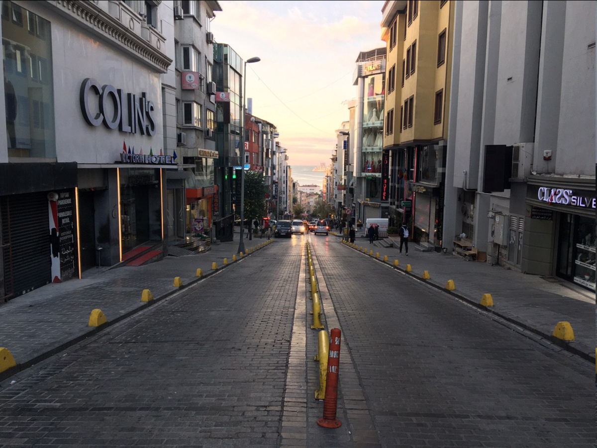 Стамбул. Не нагруженная трафиком улица, продуваемая всеми ветрами.