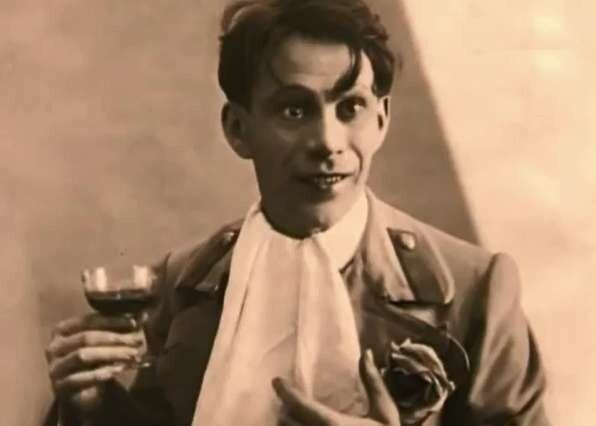 Яншин в роли Лариосика в спектакле "Дни Турбиных" ( фото с kino-teatr.ru)