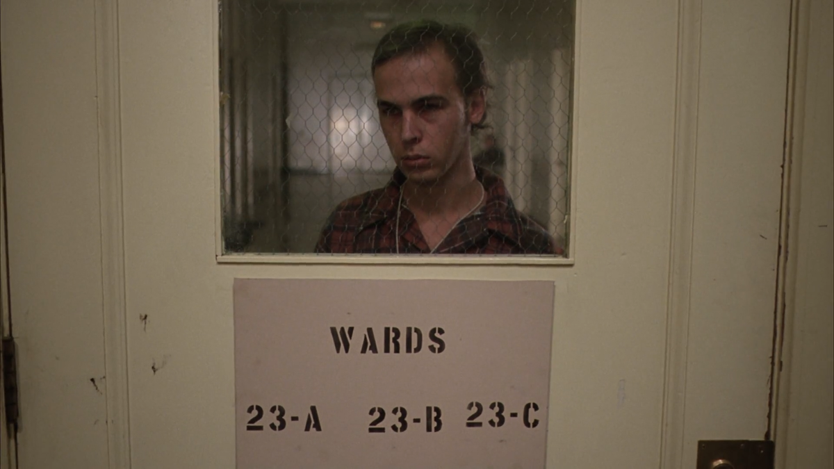 И тут на тебя хотя бы смотрят из-за двери. Когда ты в приемной психушки, то ты смешиваешься со всеми и ты один из этих бедных людей