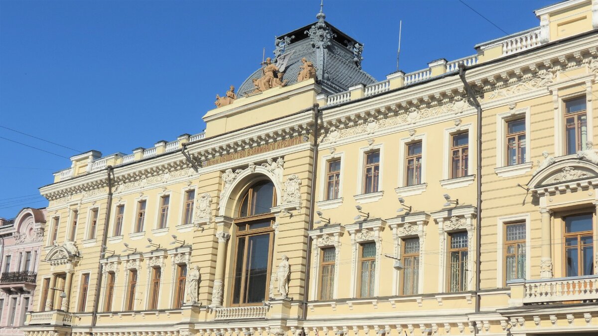 Рекламное агентство «Георгин», располагающемся в доме №13 на канале Грибоедова. Здесь работала главная героиня - Майя.