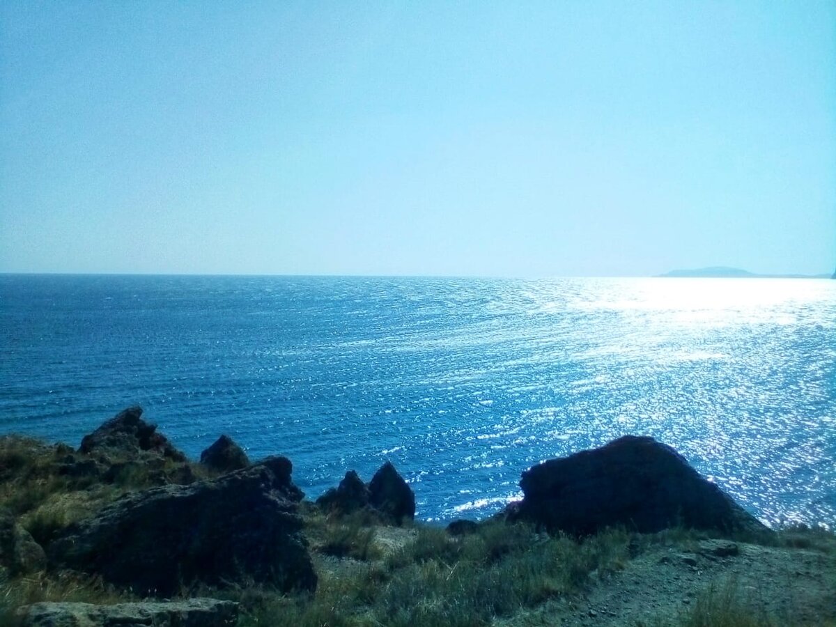 Вид с горы в Тихой бухте, море просто сказка, фото автора