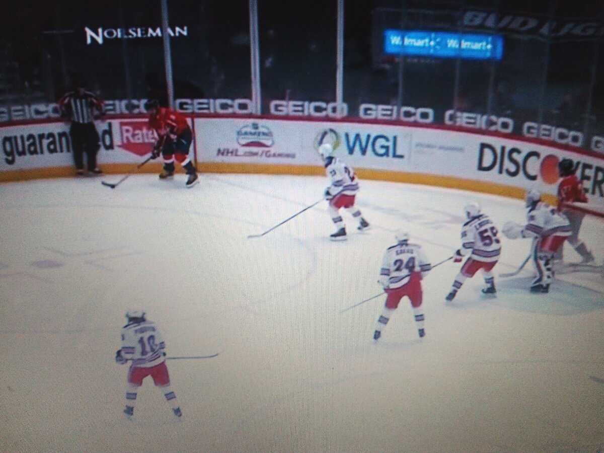 Овечкин с шайбой и казалось ,что воротам ничто не угрожает  - а он забил!