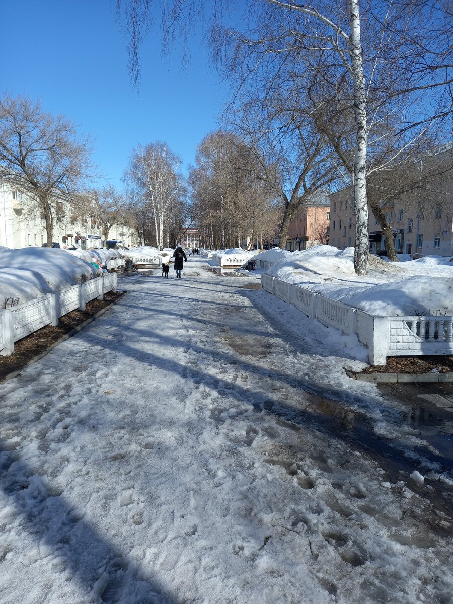 Еще снег лежит, но солнышко радует.
