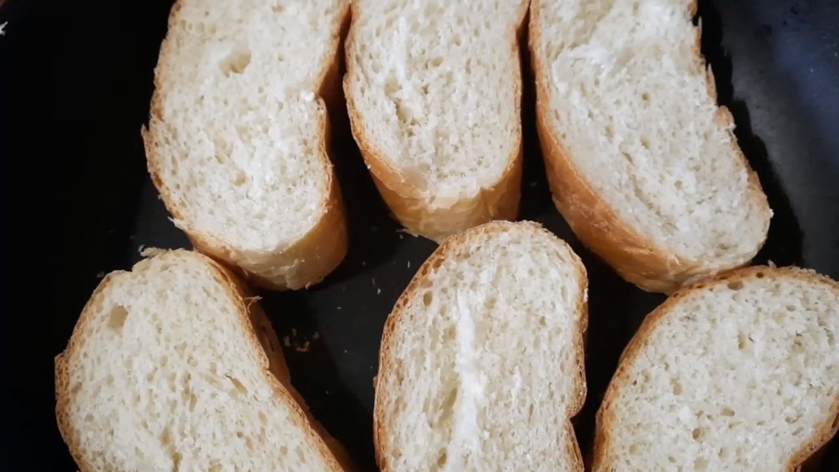 Обжариваем батон с одной стороны