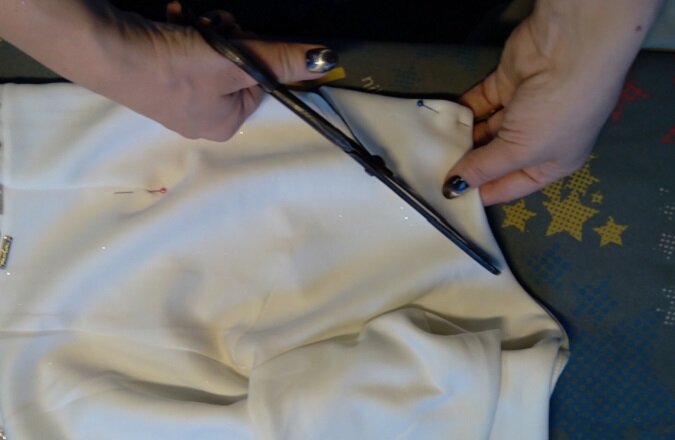 Вырезала по намеченной линии. Листайте вправо.