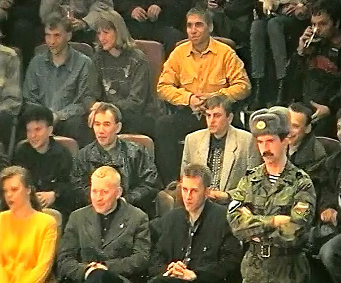 Зрители на концерте "Сектор Газа" в г. Омск 14 апреля 1998 года (скриншот)