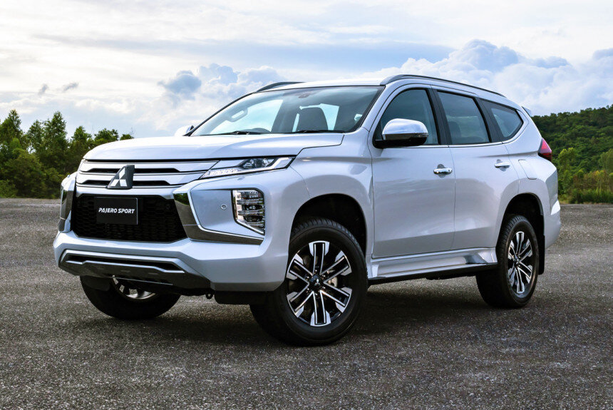 Спустя четыре года после дебюта рамный Pajero Sport надел новую корпоративную маску с двухэтажной оптикой. Представленная в Таиланде рестайлинговая версия имеет измененный передок, причем новые здесь не только фары и решетка радиатора. Капот и крылья тоже другие, схожие с родственным пикапом Mitsubishi L200.