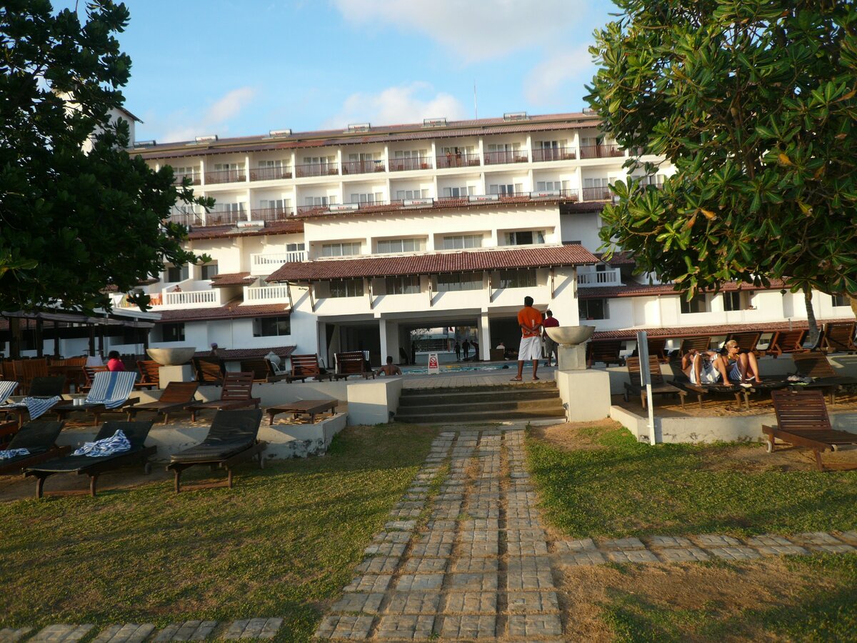 (Наш отель изнутри, вид с берега океана) 