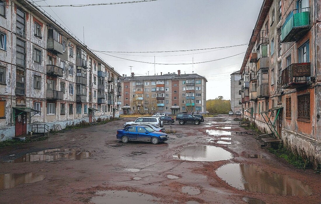 Типичный двор Воркуты, одного из крупнейших заполярных городов