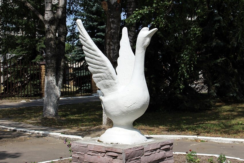 Гуси в городе. Памятник Великодворье Гусь Хрустальный Победы