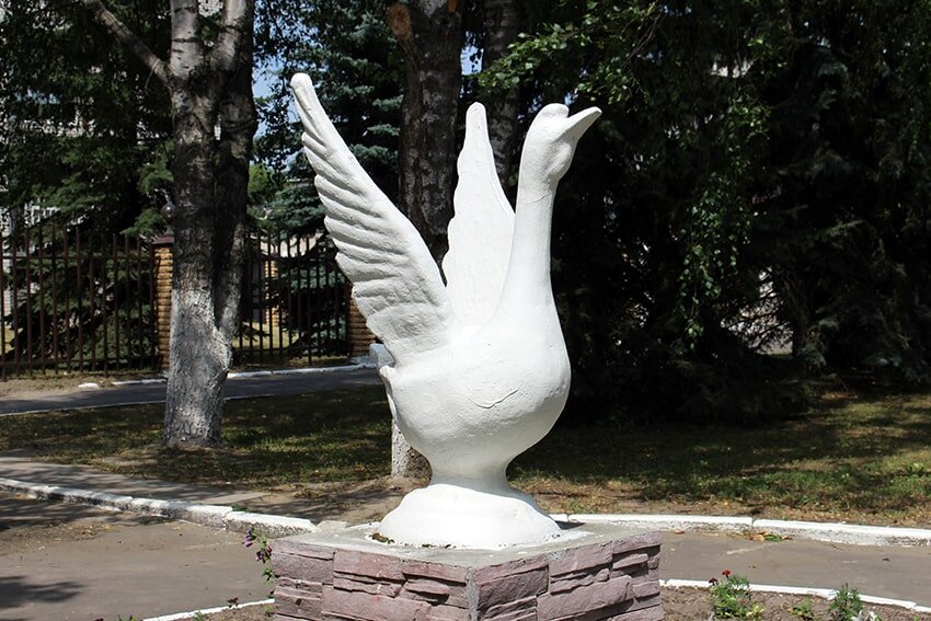 Гуси в городе. Памятник Великодворье Гусь Хрустальный Победы.