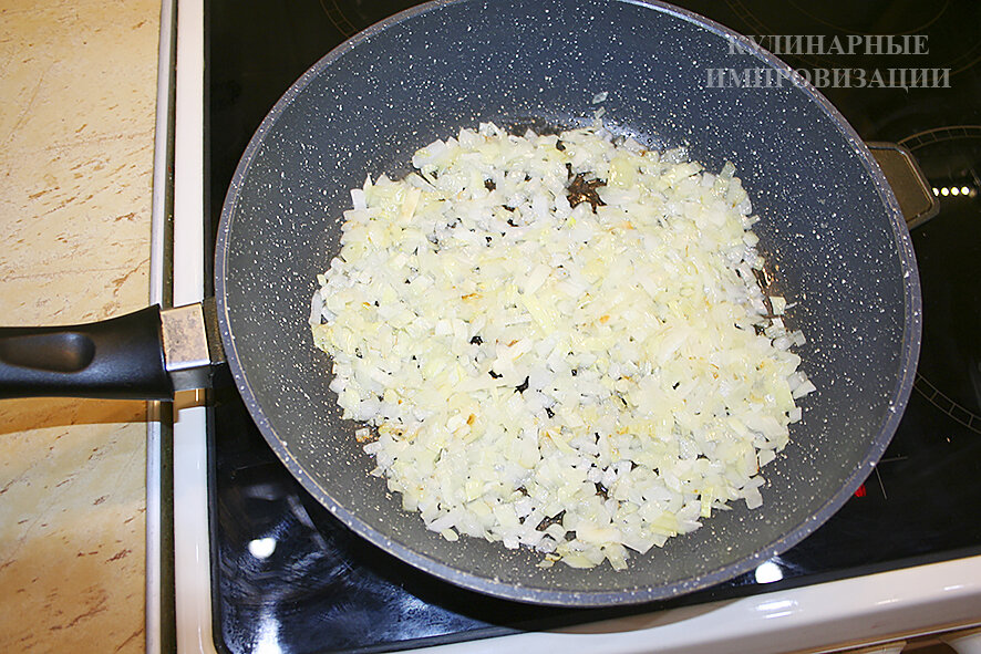 Каннеллони со шпинатом и творожным сыром и салат с хурмой и креветками