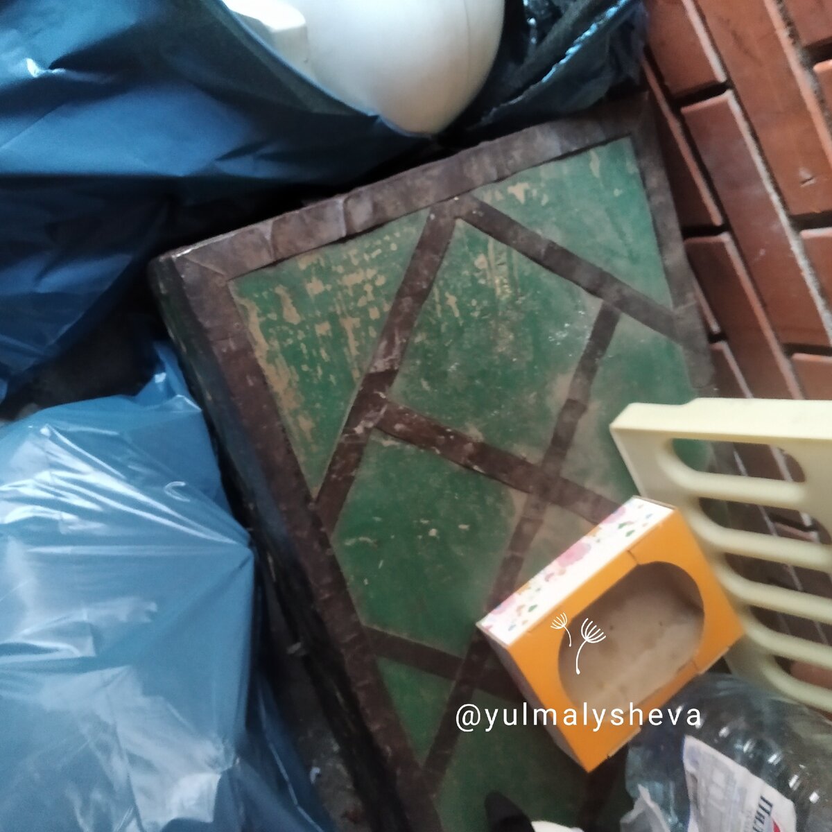 Стоит, красавец-сундук, в 100 метрах от дома