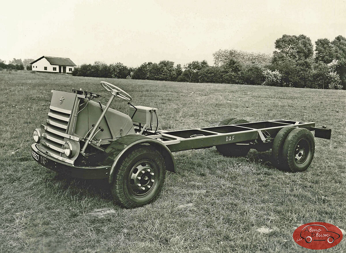 Шасси DAF образца 1949 года. За характерный передок с семью хромированными горизонтальными полосами машины этого поколения звали «DAF 7 Stripes», то есть «ДАФ 7 полос»
