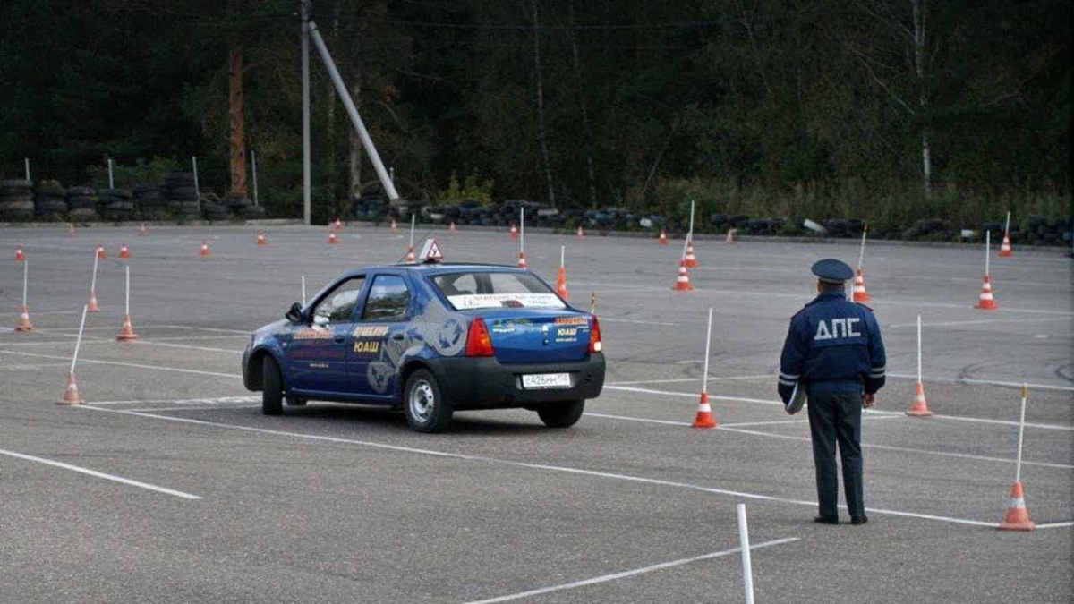 Сдаем экзамен город. Экзамен в автошколе. Учебный автомобиль.