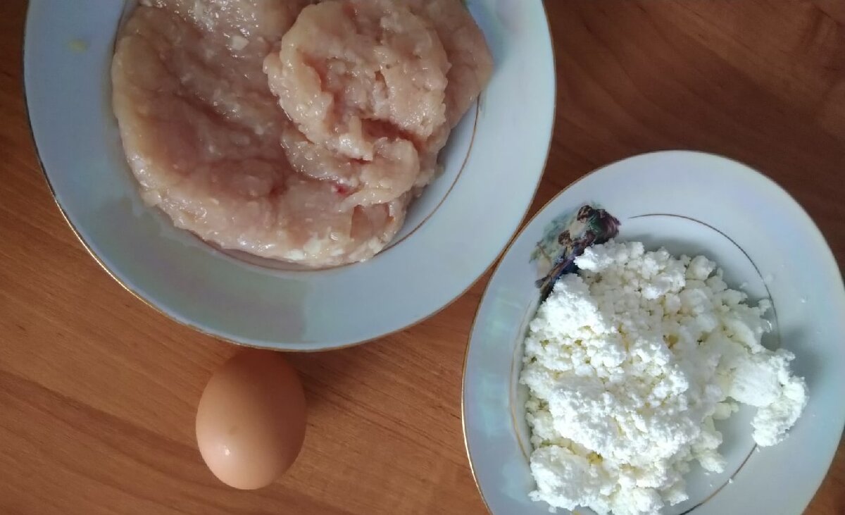 нужные продукты. Фарш у меня из куриной грудки домашний, перекрученный на мясорубке с луком.