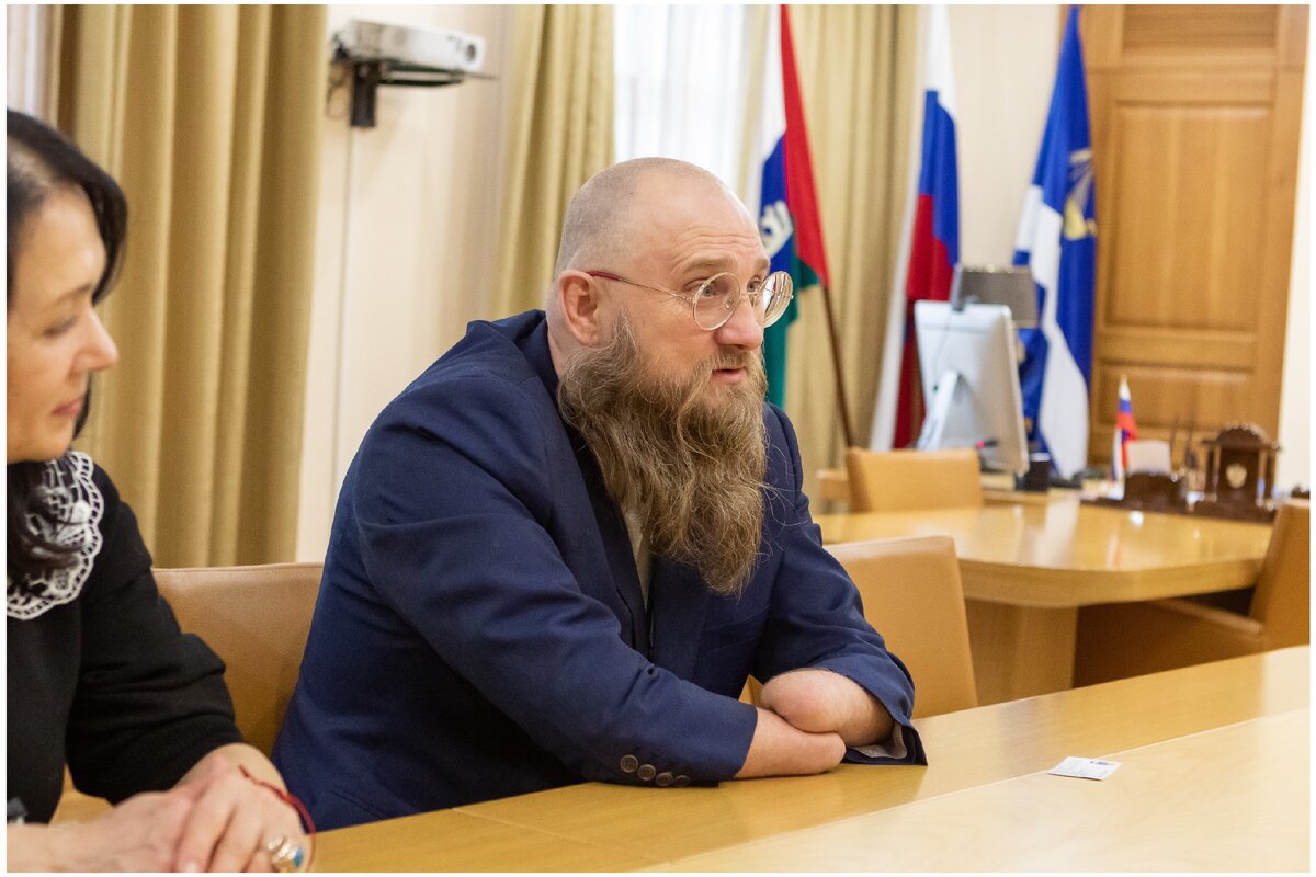 По дороге в гостиницу Сергей Владимирович видел памятники деревянного зодчества и восхищен тем, как их стараются сохранить. Глава подробно рассказал о «тюменском барокко» и о том, как тюменские купцы вносили свой вклад в развитие города.