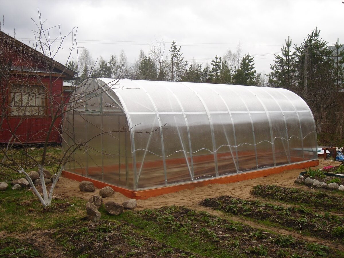 Не всегда теплицу получается установить в идеальных для этого условиях. (Фото используется по стандартной лицензии ©hozvopros.com)
