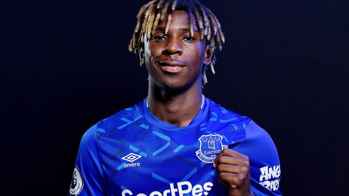 на презентации в качестве игрока английского "Эвертона"