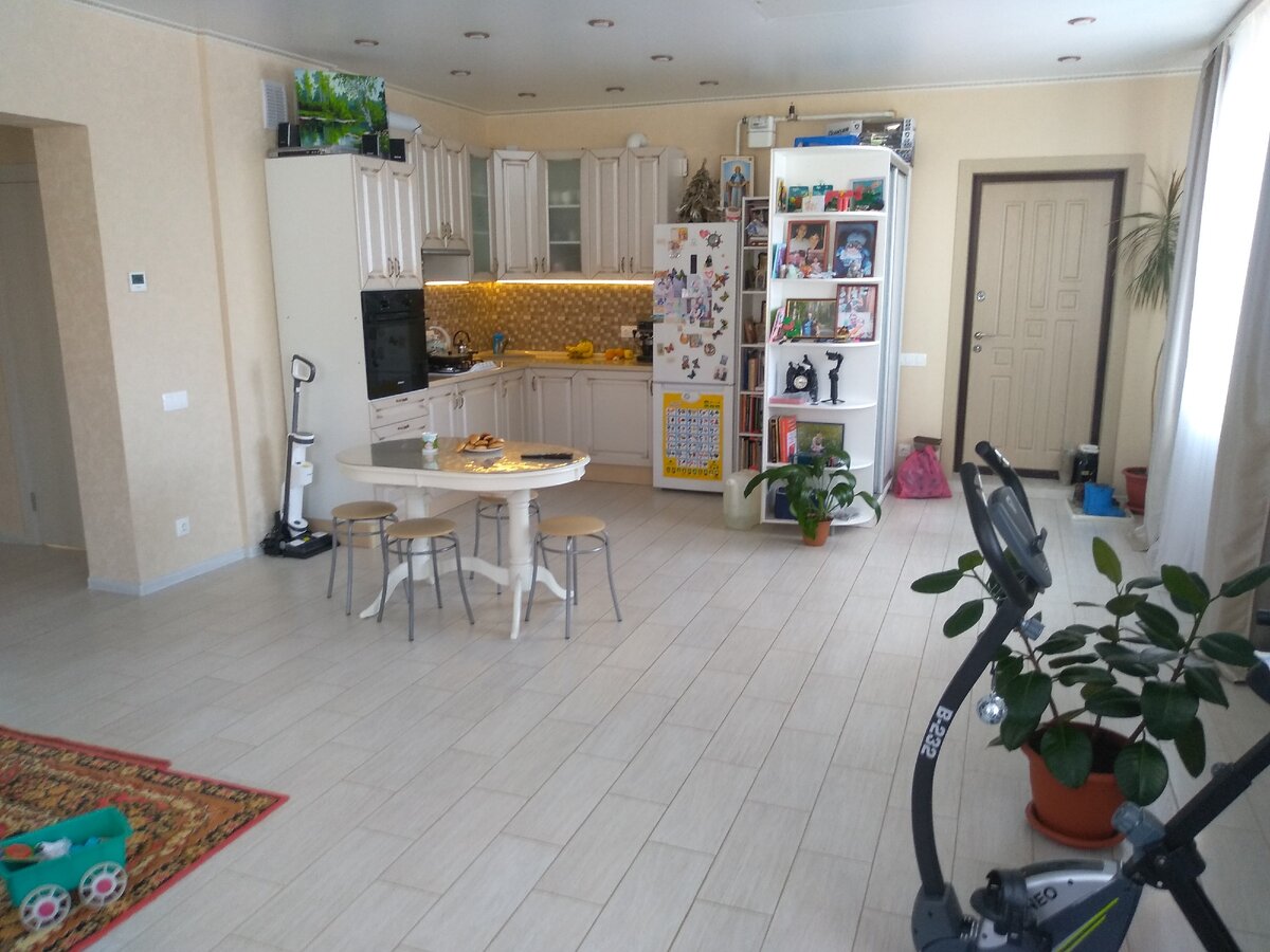 Фото сделано с углового дивана в гостиной, видно, что никакого разделения между зоной гостиной и кухней нет. @ Горбунов Сергей