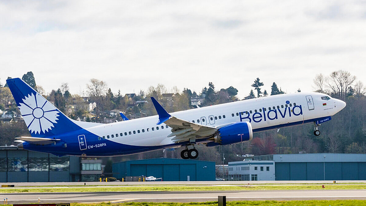 Первый "макс" Belavia - EW-528PA