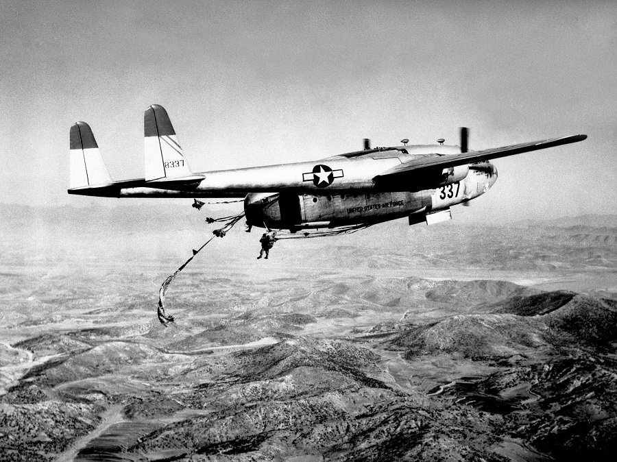 Американский военно-транспортный самолет C-119 сбрасывает армейский десант и вооружение на территорию Кореи. - Фото: ИТАР-ТАСС/PA PHOTOS