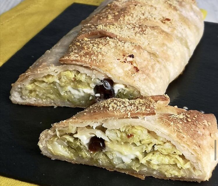 Штрудель с капустой в Неаполе подают как закуску или как второе блюдо 