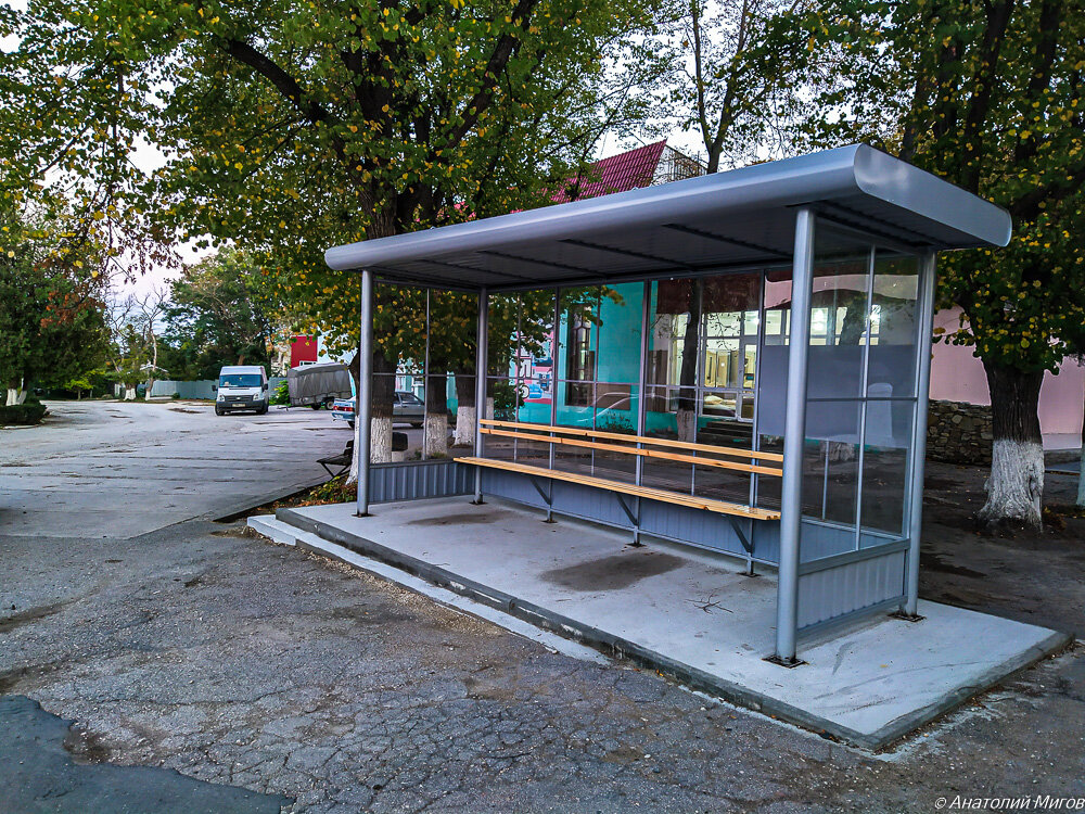 На фото: такие остановки сейчас установили в нашем городке Старый Крым и на дороге в сторону Феодосии.