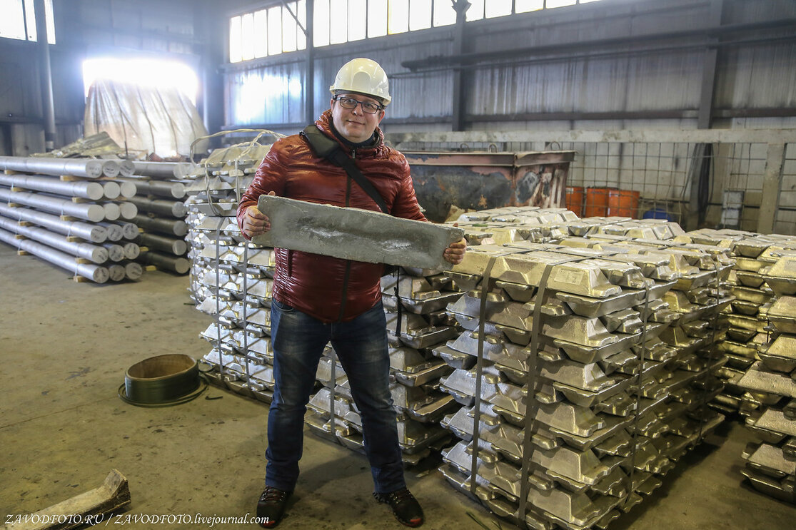 Крупным производителем алюминия является. Тайшетский алюминиевый завод. Тайшетский алюминиевый завод Литейный цех. Алюминиевые цилиндрические слитки. Алюминиевый слиток завод.