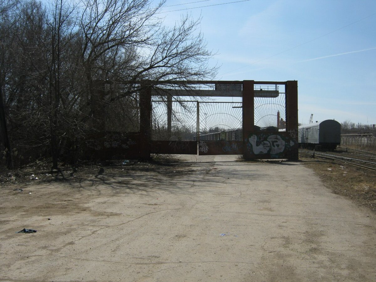 Этих ворот больше нет, их снесли примерно, в году 2018-ом. За ними начинается территория бывшего депо Тула-Лихвинской. Сейчас здесь пути широкой колеи. Предполагаю до 1950-ых узкая колея проходила на месте ворот.