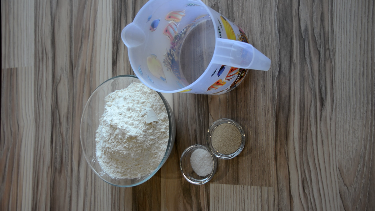 Ингредиенты: Мука - 480 гр.
Соль - 10 гр.
Дрожжи сухие - 10 гр.
Вода - 250 мл.
Масло растительное - для смазывания рук